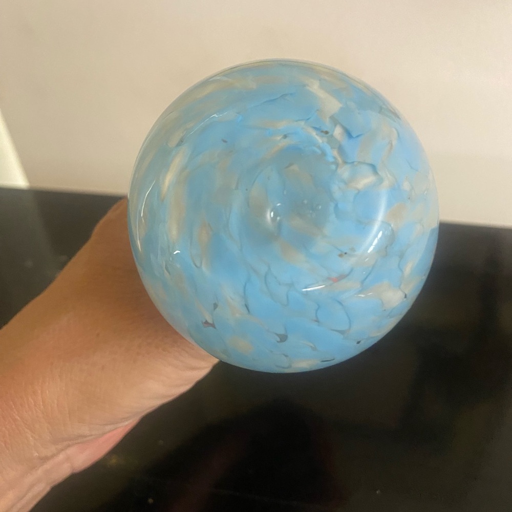 Vintage Hand Blown Art Glass Bud Vase Swirled Light Blue White 4.5” Tall - Picture 4 of 9